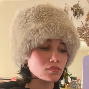 Pälsmössa - Så söt smutsvit fejk- pälsmössa. Jättesjuk och varm, är fodrad m ett svart typ inuti så sitter skönt