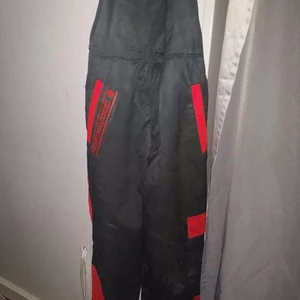 Motorsågsbyxor - Motorsågsbyxor byxor i fint skick. Nypris ca: 1500kr