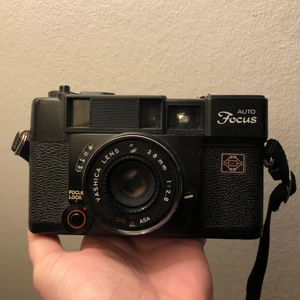 Yashica analog kamera 35mm film - Dags att sälja av några kameror igen då jag inte får plats med dem i hyllorna. Denna är en liten smidig kamera med autofokus och popup-blixt. Lätt och smidig, perfekt att ta med på festen, festivalen, resan eller överallt egentligen. Blir riktigt snygga ”old school” bilder. 2 nya AA-batterier behövs. Kan inte lämna garanti, men jag har använt den och den fungerar ☺️