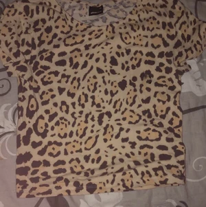 En fin leopard topp - Här får du en fin leopard topp som är för liten för mig tyvärr. Hoppas ni vill hjälp