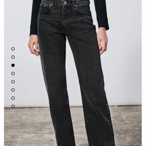 Zara gråa mid waist  - Säljer dessa gråa mid waist jeansen från Zara, straight leg. Har bara använt 1 gång, så det ser nya ut!! Köpare står för frakt på 66kr!