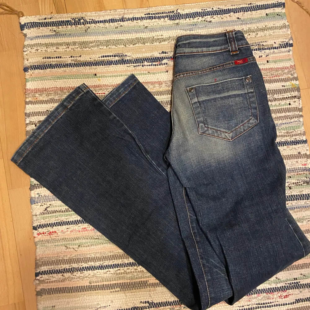 Low waist jeans från Only i storlek 34! Första bilden är lånad,  personen på bilden är 175 cm. Jättefint skick och supertrendiga! ❤️‍🔥. Jeans & Byxor.