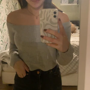 Tröja - Säljer denna gråa off shoulder topp från hm i storlek XS🖤🤍