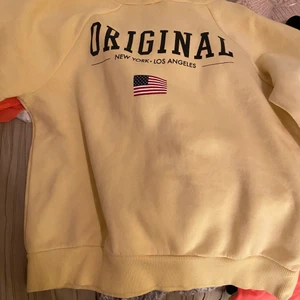 Gul hoodie  - Gul hoodie från Gina tricot. Aldrig använd och därmed mycket bra skick. Storlek s och säljs för 120 kronor + eventuell frakt