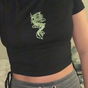 Crop Top  - Svart topp som sitter rätt så tajt men det är ändå skönt material, man kan skystera längden också. Köpt från Shein för 69kr och jag säljer för 70kr inklusive frakt