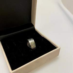 Här är vår ring ”Svea”  - gjord av en gammal sked!   Storlek:  17  Material: Rostfritt stål  Pris: 69 kr  Vid intresse, skriv ringens namn på meddelanden!