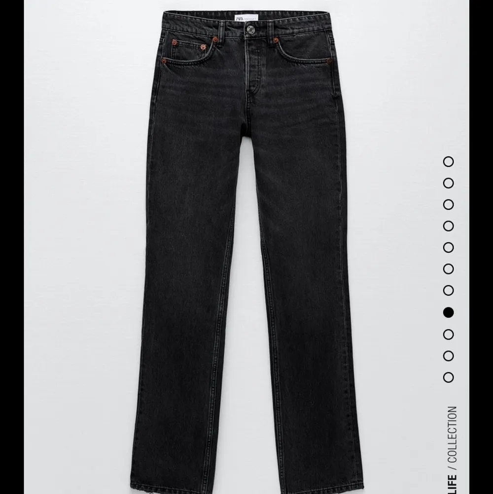säljer dessa mid waist jeansen i stl 36, betalning sker via swish och köpare står för frakt💕. Jeans & Byxor.