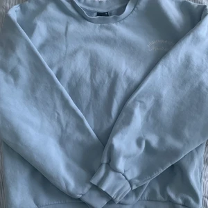 blå sweatshirt  - fin ljusblå sweatshirt ifrån Gina i storlek M men passar S också!