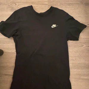 Nike T-shirt - Super snygg svart nike t-shirt, ta kontakt via insta för intresse (den står i bio) 💗💗