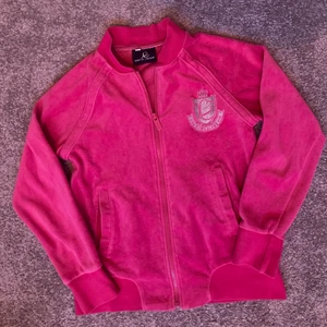 Råsa tröja  - En råsa tröja från sexy by sweden. Köpt sekundhand men aldrig använt. Den är i mycket bra skick och inga tecken på skador förutom jätte lite slitningar på dragkedjan som ni kan se på tredje bilden💕 (priset kan diskuteras)