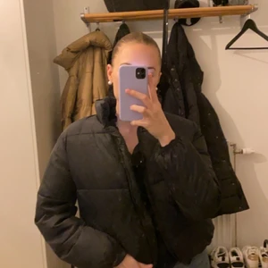 Svart vinterjacka strl. S - Fin svart vinterjacka från Shein storlek S, knappt använd, nyskick. 