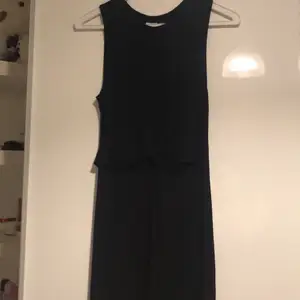 En lång klänning med öppning på sidorna