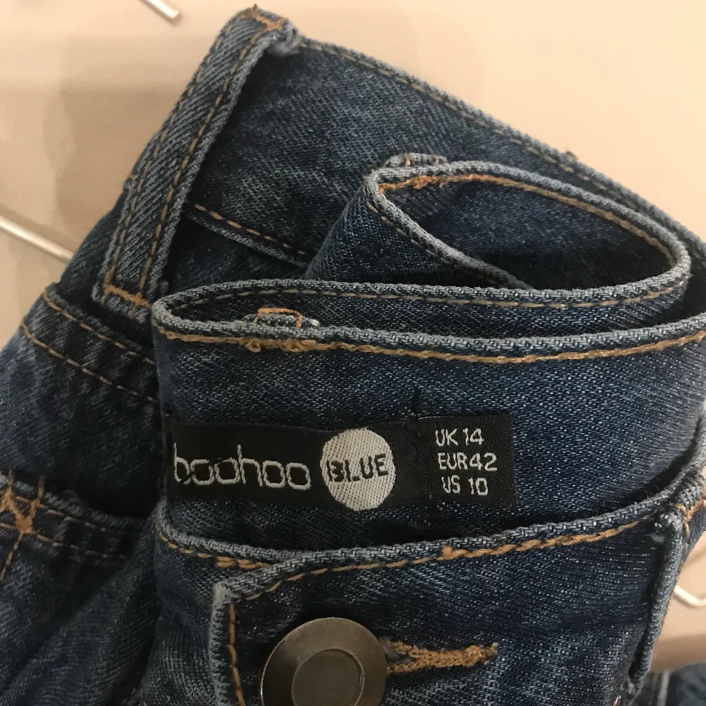 mörkblå jeans från boohoo i strlk 42. Jeans & Byxor.