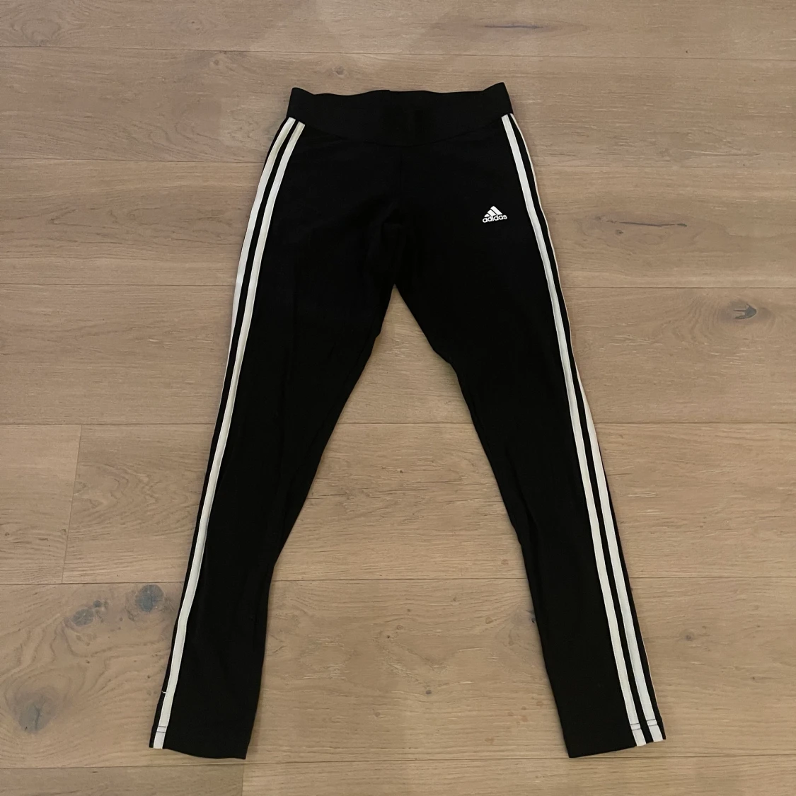 Adidas byxor storlek S