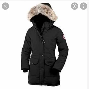 canada goose trillium parka - Jackan är i bra skick i stolek M men passar även stor S, säljs för 2500 för behöver pengar till julen 💕 först till kvarn! (Äkta men har inte kvar kvitto)