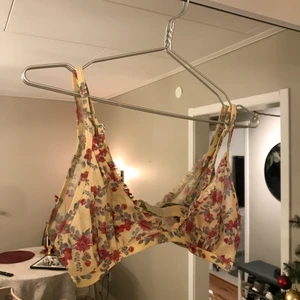 somrig bygellös bh  - somrig bygellös bh från andrea hedenstedts kollektion med nakd