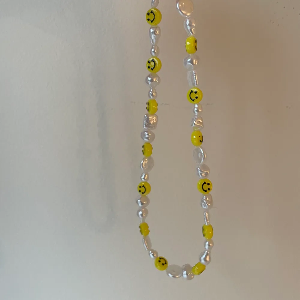 Ett egengjort pärlhalsband med gula smileys 💛 24kr för frakten 🤍. Accessoarer.