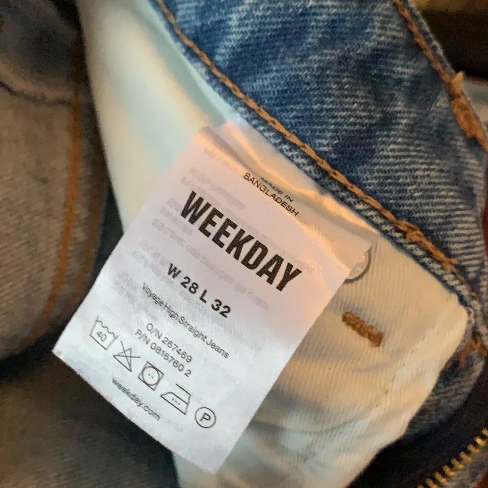 Snygga jeans från weekday. Aldrig använd endast testade. Men har blivit för små för mig. Frakt tillkommer. Jeans & Byxor.