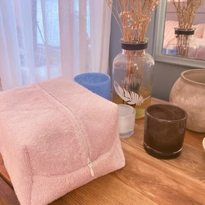 Rosa necessär  - Säljer handgjorda necessärer💕🌸 Detta är en med rosa frotté, och randigt på insidan, skriv om ni vill ha fler bilder🤩 Mer info finns på min Instagram @dsgn.as, där kan ni även lägga en beställning där ni själva får välja tyger🥰 Frakt ingår!:)