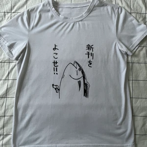 T-shirt  - Vit T-shirt med tryck, köpt från Second Hand butik. Skulle uppskatta storleken som en S