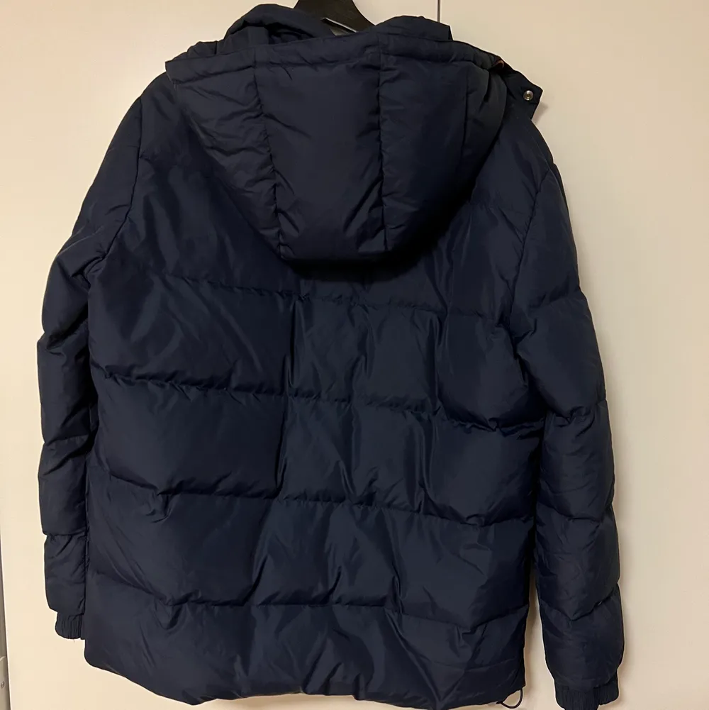 Gant vinterjacka storlek L. Säljer pga köpt en ny jacka. Den är 8/10 i skick. Väldigt varm och bekväm. . Jackor.