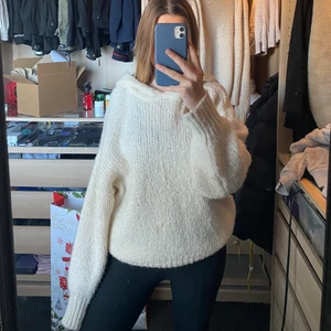 Stickad hoodie  - Stickad hoodie från chiquelle. Köpt för nått år sedan men använd Max 5 gånger. Strl onsize. 