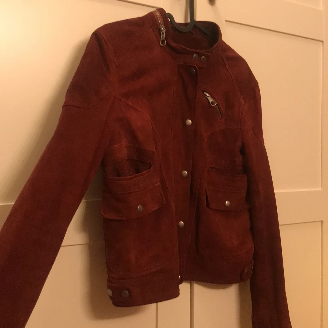 Mörkröd cropped jacka i läder/mocka - 90