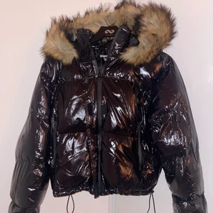 Svart vinter jacka (fuskpäls) - Jätte fin vinterjacka, aldrig använd! 