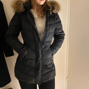 Rock and blue jacka  - En rock and blue jacka i storlek 34. Nypris är 4800kr och den är använd två vintrar. Jag säljer den för 1200kr. 