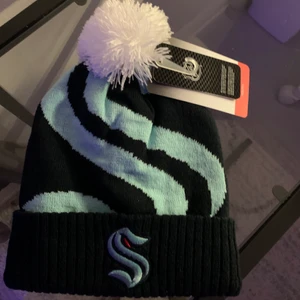 NHL mössa - Seattle Kraken mössa, Strl boys onesize, helt oanvänd med lapparna kvar!