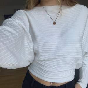 En fin mysig vit tjock tröja, perfekt nu när det är lite kallare ute❤️ Den är andvänd 2-3 gånger. Storlek XS men den passar mig som är S också.