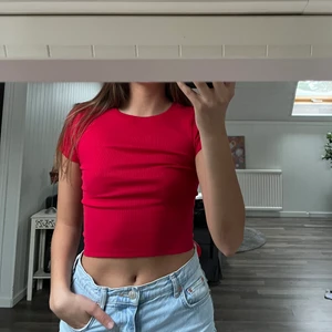 Röd topp - Röd cropped T-shirt från Gina Tricot i storlek S. I bra skick men kommer inte till användning längre