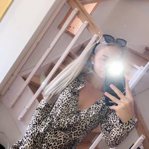 Klänning - Leopard mönstrad klänning i storlek s, säljes för 250kr inklusive frakt!💗
