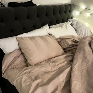 🤎Bäddset🤎 - Jätteskönt och skonsamt använt ett par gånger från MIO! Har för mycket påslakanset så försöker rensa. I priset ingår ett påslakan 150x210 samt örngott 50x60 (standardstorlekar). Nytvättat och inga defekter 🥰 frakten kostar 66kr och är spårbar. Säljer för 100kr