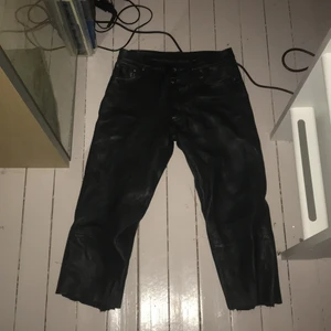 LÄDERBYXOR - fräna läderbyxor!!! lågmidjade svart läderbyxor, fickor på både fram och baksida. säljer pga att jag inte använder men älskar och är jättesköna! 