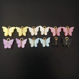 Fjärils örhengen  - Fjärils örhengen finns I olika färger.