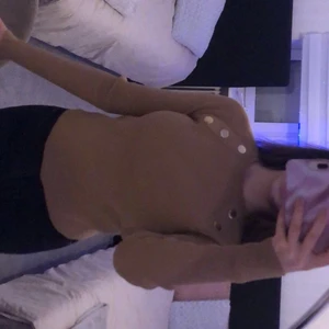 Stickad tröja  - Stickad tröja, brun, väldigt varm och endast använt en gång.