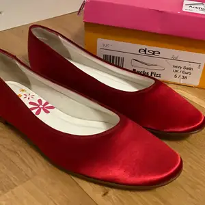 Röda helt nya skor. Bekväma. Kan skickas