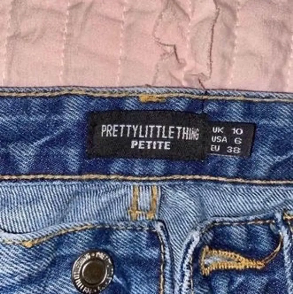 Superfina jeans från Prettylittlething i storlek 38 Petite! Aldrig använd, endast testade. De passar inte mig därav lånad bild. Fraktalternativ kan alltid diskuteras :). Jeans & Byxor.