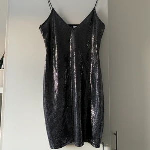 Nyårsklänning - Den perfekta nyårsklänningen! Silverglittrig och sitter som en smäck! Passar strl xs-m då den är stretchig i materialet. Aldrig använd, lapparna kvar!