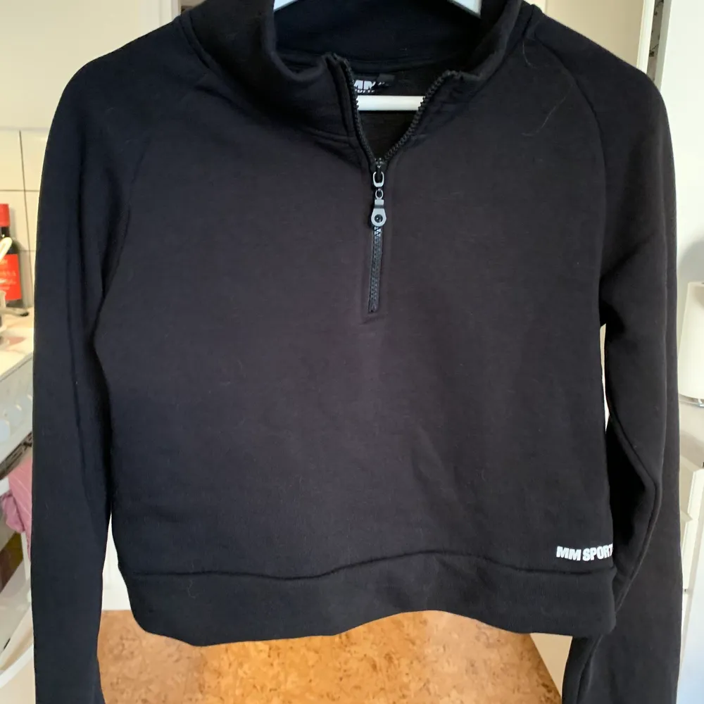 Säljer en croppad träningströja från MMSPORTS i ett lite tjockare material. Storlek M (är mer som en S). . Hoodies.