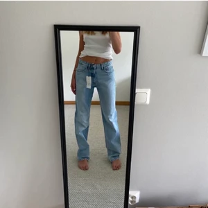 Mid-Rise Zara jeans - Säljer mina zara jeans i storlek 38 men som sitter snyggt oversize på mig (som på bilden) som vanligtvis har ca 34 i storlek!! (Lånade bilder!!) skriv för fler frågor och bilder!! 