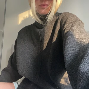 Grå stickad tröja - Stickad tröja med krage från h&m 