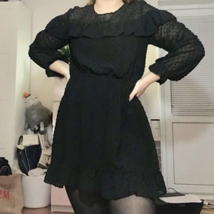 Klänning från Zara!!! - Supersnygg svart klänning från Zara!!! Köpt för 350kr, säljes för 130kr! Säljes pga inte längre min stil💕