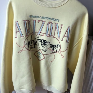 Collegetröja från Berskha - Gul collegetröja från Berskha i small. Aldrig använd. Pris 150 plus frakt. 