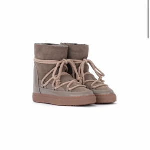 INUIKIII - Superfina inuikiis som är använda max 3 ggr. I modellen ”Inuikii Classic Ankel Boot av Taupe Suede Läder”. Har alltså en kilklack i men den går att ta ut! Passar strlk: 35-37. Nypris 2600 kr. 