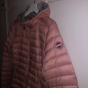 Colmar jacka strl 38 - Laxrosa Colmar dunjacka. Den tunnare modellen. Köpt hösten 2017 och inte använd sen dess. Fint skick! Strl 38, passar mig som har S. Kan gå ned i pris vid snabb affär 💞