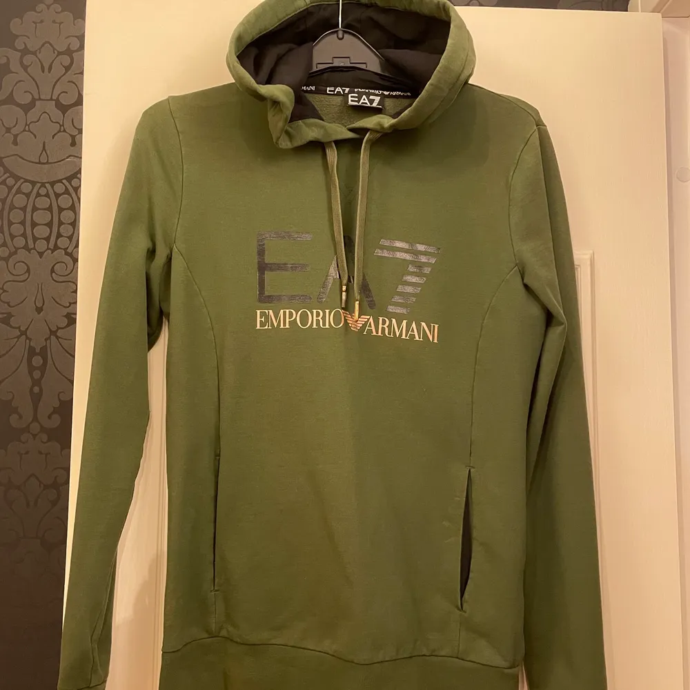 Säljer nu min EA7 Armani hoodie för 400 kr. Äkta och köpt på JD för ungefär 1000 kr. Jag har knappt använt den men ens ploppen på snöret har gått bort men inget som märks. Storleken är S.. Tröjor & Koftor.
