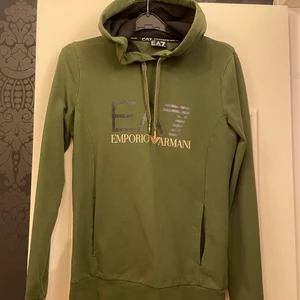 EA7 Emporio Armani - Säljer nu min EA7 Armani hoodie för 400 kr. Äkta och köpt på JD för ungefär 1000 kr. Jag har knappt använt den men ens ploppen på snöret har gått bort men inget som märks. Storleken är S.