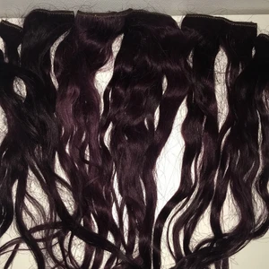 Äkta löshår  - Äkta löshår som endast blivit använt en gång. Har själv färgat löshåret i färgen ”Svart tulpan” från märket Mood. Längden på löshåret är 40cm och har 8 delar. Löshåret sätts fast med clips. Fraktkostnad ingår i priset!